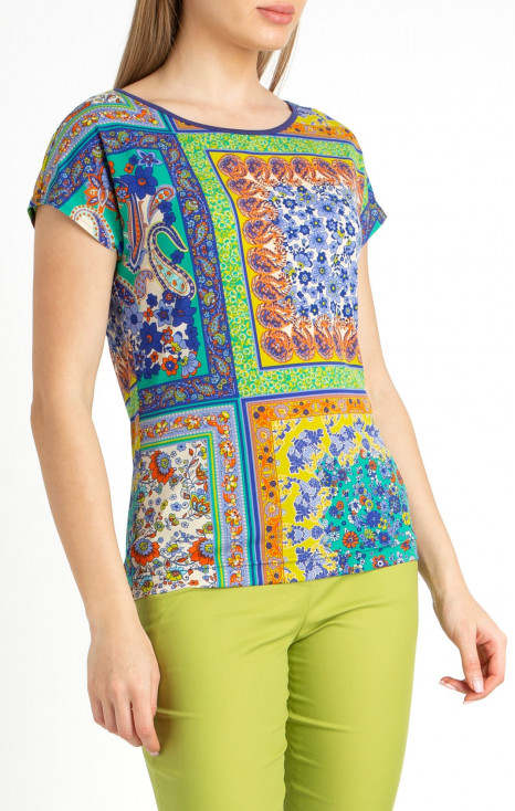 Loose silhouette top